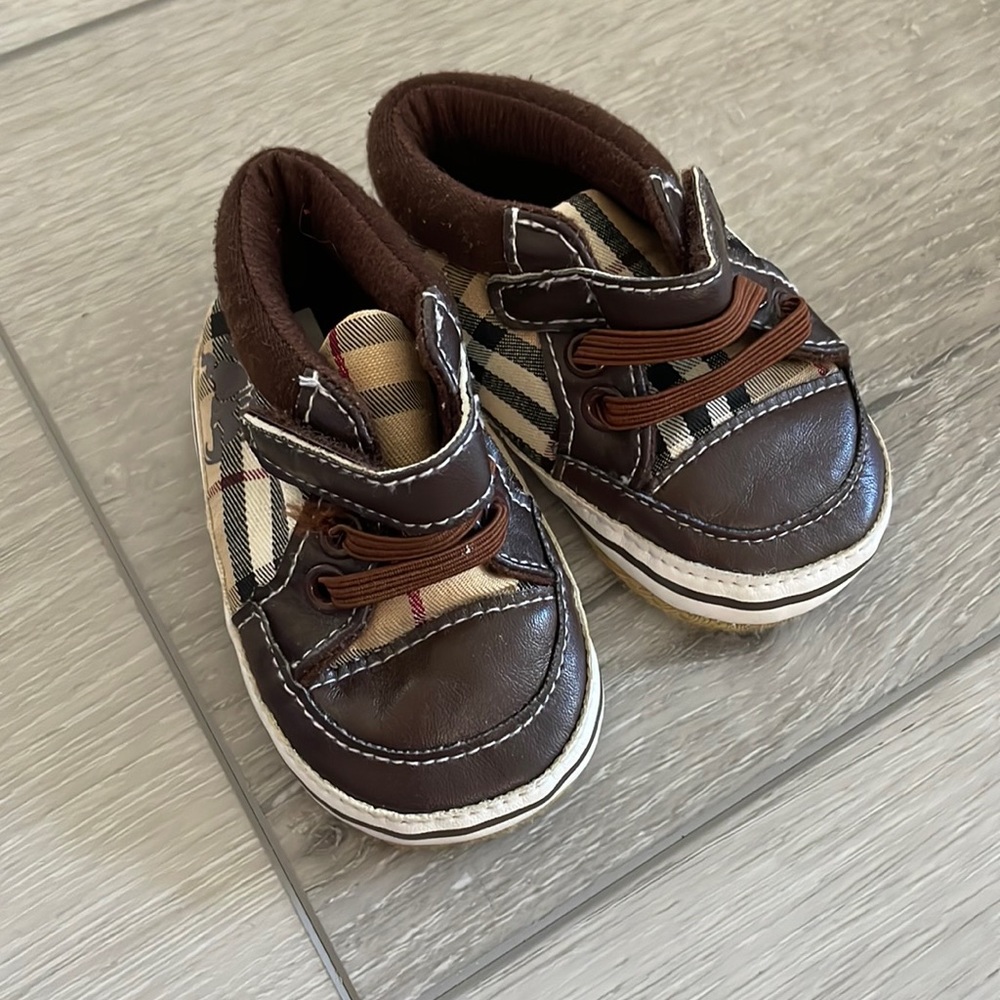 Burberry baby shoes